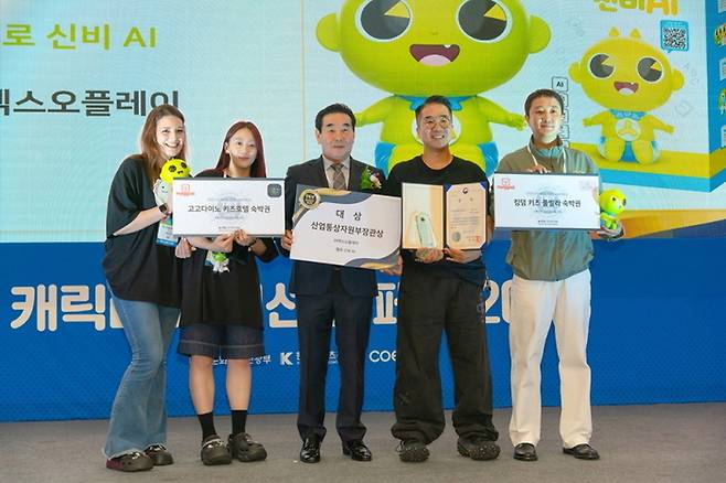 < (좌측부터) 엑스오플레이 온라인커머스팀 헤르민 매니저, 엑스오플레이 온라인커머스팀 관영이 매니저, 사단법인 한국완구협회 이병우 회장, 엑스오플레이 박세원 대표, 엑스오플레이 영업팀 김은성 팀장 / ㈜엑스오플레이 제공 >