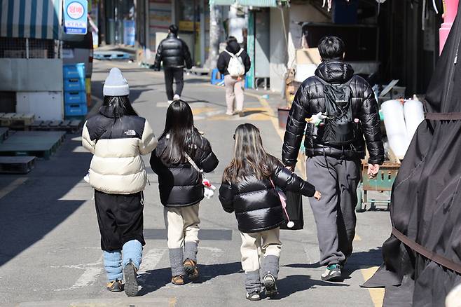 (서울=연합뉴스) 임화영 기자 = 2025년2월23일 서울 시내에서 이동하는 가족의 모습. 2025.2.23
