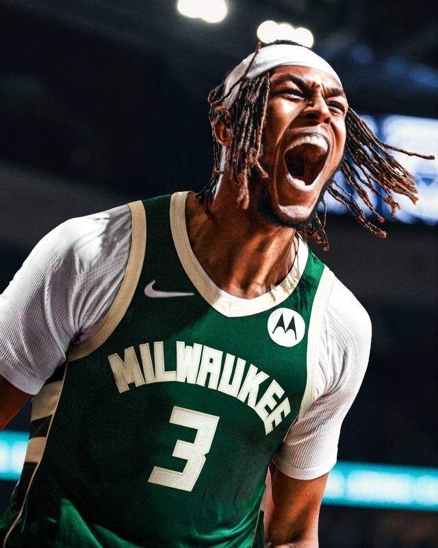 터너의 합류는 아데토쿤보의 어깨를 가볍게 하는 것과 같다. 실제로 아데토쿤보는 터너 영입에 있어 큰 역할을 한 선수였다. 더불어 터너의 존재로 아데토쿤보의 ‘포인트 포워드’ 역할은 더욱 중요해졌다. 사진=밀워키 벅스 SNS