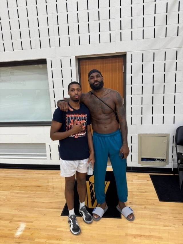 클리블랜드는 올 여름 내내 제임스와 연결고리가 있다. 제임스는 최근 클리블랜드의 훈련 시설에서 서머리그 초청 선수, 덴버 존스와 함께 사진 촬영했다. 그리고 골프까지 즐겼다. 우연인지 알 수 없으나 제임스는 ‘WELCOME HOME’이 적힌 모자를 쓰고 있었다. 사진=X