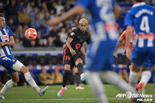 야말의 인생에서 바르셀로나는 빼놓을 수 없는 팀이다. 야말은 7살 때부터 바르셀로나와 함께하고 있다. 성장 속도는 메시 못지않다. 야말은 2023년 4월 프로에 데뷔했다. 야말은 그때 15세(290일)였다. 야말은 프로 데뷔만 빠른 게 아니다. 야말은 바르셀로나 유니폼을 입고 최연소 선발 출전(16세 38일), 득점(16세 87일) 기록을 세웠다. 2023-24시즌부턴 바르셀로나 핵심으로 활약 중이다. 2024-25시즌엔 세계 최정상급 선수로 발돋움했다. 야말은 2024-25시즌 스페인 프리메라리가 35경기에서 9골 13도움을 기록했다. 지난 시즌 유럽축구연맹(UEFA) 챔피언스리그(UCL) 13경기에선 5골 3도움을 올렸다. 사진=AFPBBNews=News1