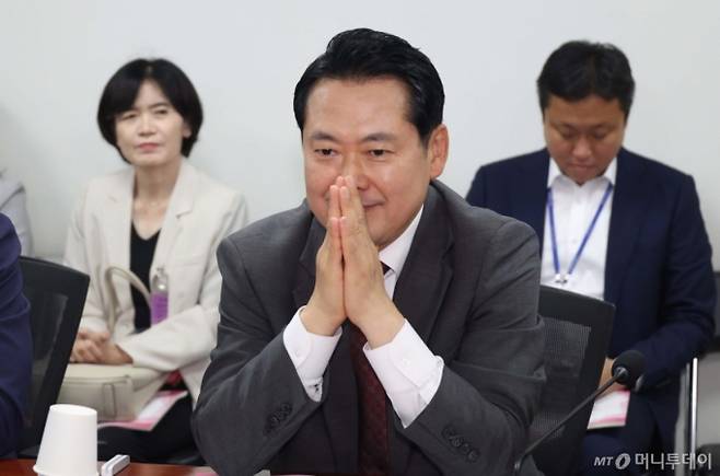 [서울=뉴시스] 조성봉 기자 = 장동혁 국민의힘 의원이 17일 서울 여의도 국회 의원회관 간담회의실 열린 '성평등가족부 추진에 대한 헌법적, 사회문화적 쟁점과 과제' 토론회에서 잠시 생각에 잠겨 있다. 2025.07.17. suncho21@newsis.com /사진=조성봉