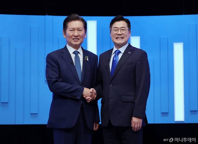 [서울=뉴시스] 국회사진기자단 = 정청래·박찬대(오른쪽) 더불어민주당 당대표 후보가 16일 서울 양천구 목동 SBS에서 열린 TV토론회에 앞서 기념촬영을 하고 있다. 2025.07.16.