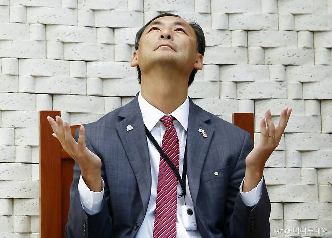 (서울=뉴스1) 김민지 기자 = 모스탄 미국 리버티대 교수(전 미국 국무부 국제사법 대사)가 17일 오후 서울 은평구 은평제일교회에서 열린 모스탄 전 대사 초청 간증 집회에서 설교에 앞서 기도하고 있다. 2025.7.17/뉴스1  Copyright (C) 뉴스1. All rights reserved. 무단 전재 및 재배포,  AI학습 이용 금지. /사진=(서울=뉴스1) 김민지 기자