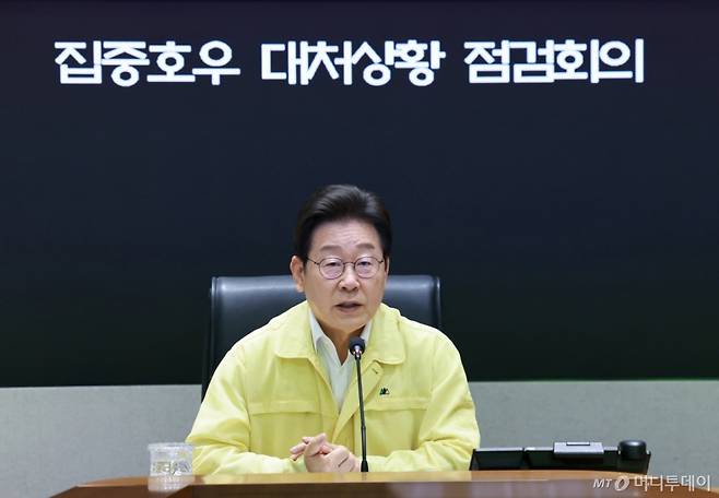 [서울=뉴시스] 고범준 기자 = 이재명 대통령이 18일 서울 종로구 정부서울청사 중앙재난안전상황실 서울상황센터에서 열린 집중호우 대처상황 점검회의에서 발언하고 있다. (대통령실통신사진기자단) 2025.07.18. bjko@newsis.com /사진=고범준
