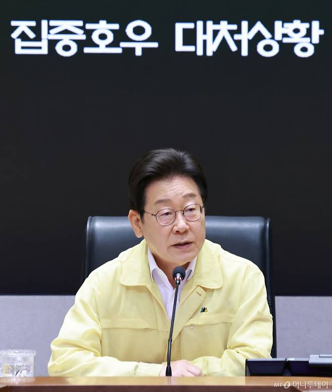 [서울=뉴시스] 고범준 기자 = 이재명 대통령이 18일 서울 종로구 정부서울청사 중앙재난안전상황실 서울상황센터에서 열린 집중호우 대처상황 점검회의에서 발언하고 있다. (대통령실통신사진기자단) 2025.07.18. bjko@newsis.com /사진=고범준