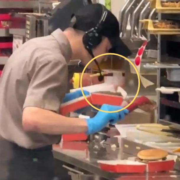 러시아의 한 패스트푸드 매장에서 직원이 손님에게 줄 버거에 침을 뱉는 사건이 발생했다.  /사진=영국 매체 The Sun 갈무리