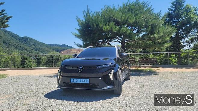 르노 전기 SUV '세닉 E-Tech 100% 일렉트릭'은 부드럽고 우아한 외모다. /사진=김창성 기자