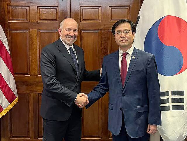 여한구 산업통상자원부 통상교섭본부장이 지난 7일(현지시간) 미국 워싱턴 DC 상무부에서 하워드 러트닉 미국 상무부 장관과 기념 촬영하고 있다. 연합뉴스