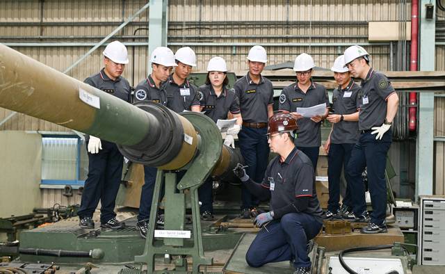 육군은 1일부터 25일까지 대전, 전남 장성 일대 병과학교(육군기계화학교, 육군포병학교, 육군종합군수학교) 등에서 ‘25-2기 육군 국제과정을 실시하고 있다.  사진은 ’K9자주포 정비과정‘에 참가한 교육생들이 교관으로부터 K9자주포 정비 노하우를 교육받는 모습. 육군 제공