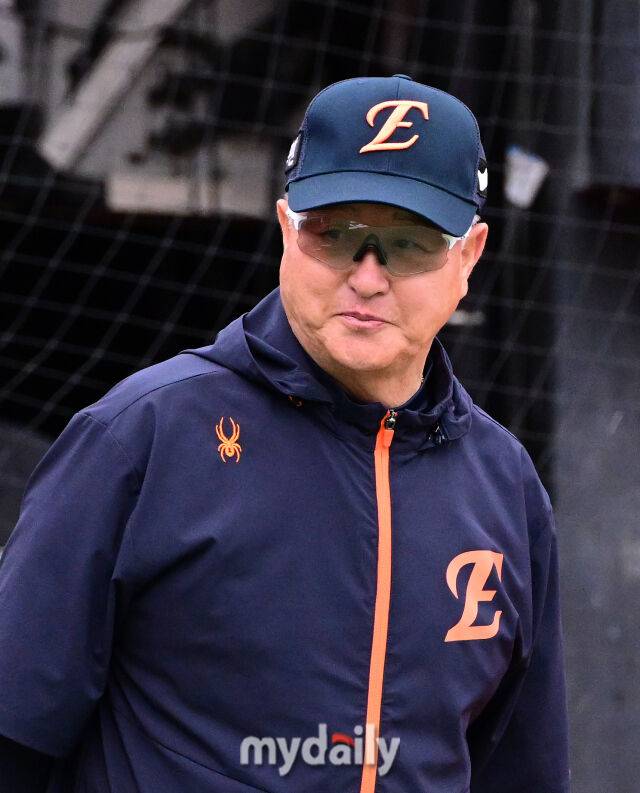 2025년 7월 17일 오후 경기도 수원 KT위즈파크에서 열린 '2025 신한 SOL뱅크 KBO 리그' 한화 이글스와 KT 위즈의 경기. 한화 김경문 감독이 선수들의 훈련을 지켜보고 있다./수원 = 유진형 기자