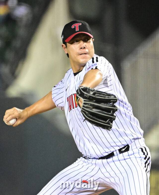 2025년 6월 12일 오후 서울 잠실구장에서 '2025 신한 SOL뱅크 KBO 리그' SSG 랜더스와 LG 트윈스의 경기가 열렸다. LG 김진성이 7회초 역투하고 있다./마이데일리