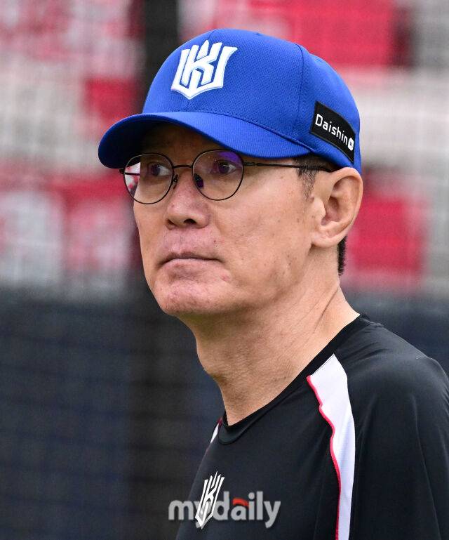 2025년 7월 17일 오후 경기도 수원 KT위즈파크에서 열린 '2025 신한 SOL뱅크 KBO 리그' 한화 이글스와 KT 위즈의 경기. KT 이강철 감독이 선수들의 훈련을 보고 있다./마이데일리