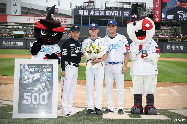 이강철 감독 500승 시상식./KT 위즈