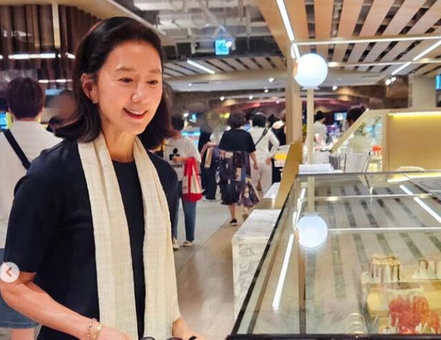 김희애가 백화점 식품관에서 구경을 하고 있다. / 김희애 소셜미디어