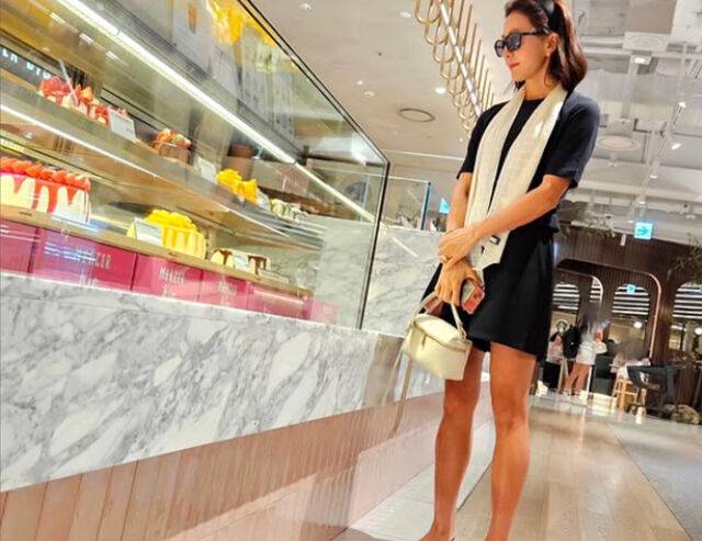 김희애가 깔끔하면서도 포인트 되는 의상을 입고 백화점에 나타났다. / 김희애 소셜미디어