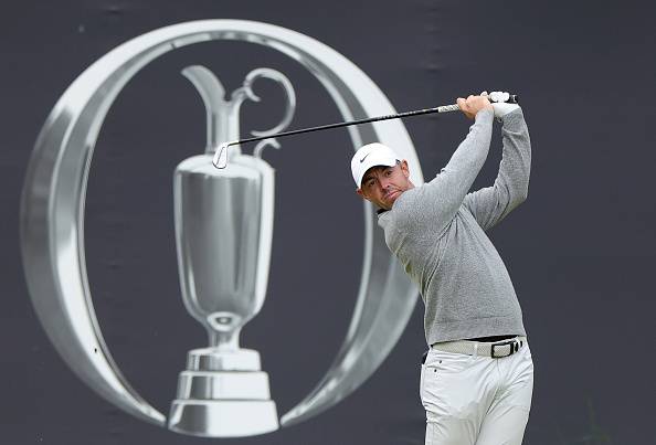 로리 매킬로이가 18일(한국시간) 고향 북아일랜드에서 열린 디오픈 1라운드에서 아이언으로 1번홀 티샷을 하고 있다.  [게티이미지]