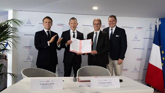 에마뉘엘 마크롱(왼쪽부터) 프랑스 대통령, 벤자민 스미스 에어프랑스-KLM그룹 CEO, 필립 파스칼 파리공항공단 회장 겸 CEO, 필립 타바로 프랑스 교통부 장관이 참석한 가운데 에어프랑스-KLM그룹과 파리공항공단이 파트너십을 체결하고 있다. [에어프랑스 제공]