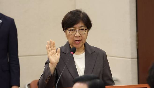 정은경 보건복지부 장관 후보자가 18일 서울 여의도 국회 보건복지위원회에서 열린 인사청문회에서 선서를 하고 있다.[뉴시스]