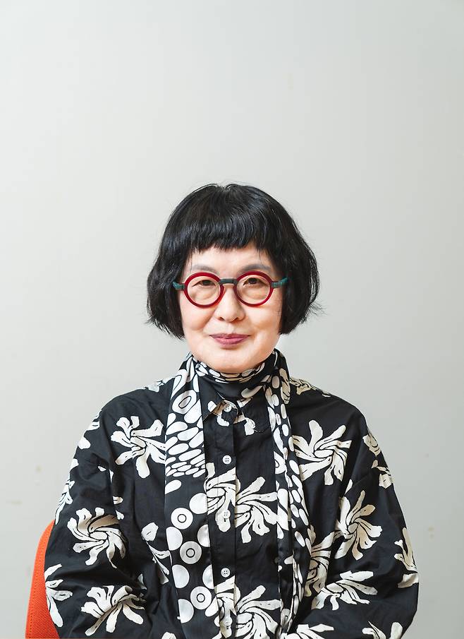 김혜순 시인이 시집 ‘죽음의 자서전(Autobiographie des Todes·왼쪽 사진)’으로 아시아인 최초로 독일 세계문화의 집(HKW)이 수여하는 국제문학상을 수상했다.  [대산문화재단 제공]