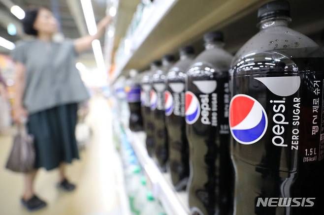 [서울=뉴시스] 권창회 기자 = 세계보건기구(WHO)가 제로콜라를 비롯한 각종 음료와 캔디, 아이스크림 등 식음료 제품에 사용되는 인공감미료 '아스파탐'을 발암가능물질로 분류했다. 대신 아스파탐에 매겨진 기존 일일섭취허용량은 유지하기로 했다. 사진은 14일 오후 서울 시내 대형마트에 진열된 제로콜라. 2023.07.14. kch0523@newsis.com