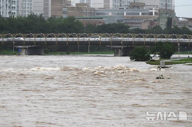 [광주=뉴시스] 박기웅 기자 = 호우경보가 내려진 17일 오후 광주 서구 유촌동 동천교 일대 광주천의 수위가 높아지며 물살이 거세지고 있다. 2025.07.17. pboxer@newsis.com