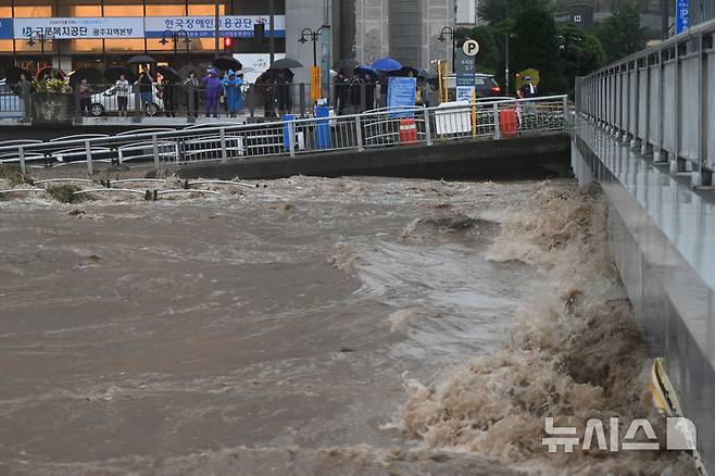 [광주=뉴시스] 박기웅 기자 = 17일 오후 광주 서구 양동복개상가 인근 태평교 밑으로 흐르는 광주천 강물이 범람 수위까지 도달하고 있다. 이날 태평교는 범람 우려로 주민 대피령이 내려졌다. 2025.07.17. pboxer@newsis.com