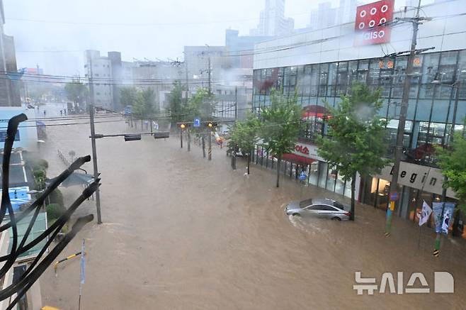 [광주=뉴시스] 이영주 기자 = 광주지역에 하루 최고 311㎜ 폭우가 쏟아진 17일 오후 광주 북구청 앞 도로가 침수돼 흙탕물이 흐르고 있다. 2025.07.17. leeyj2578@newsis.com