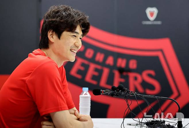 (Pohang = News) Reporter Lee Mu -yeol = Ki Sung -yong is interviewing the reporters at Ki Sung -yong's Media Day held at Pohang Steelers Songna Clubhouse in Buk -gu, Pohang, Gyeongbuk. 2025.07.04. lmy@newsis.com