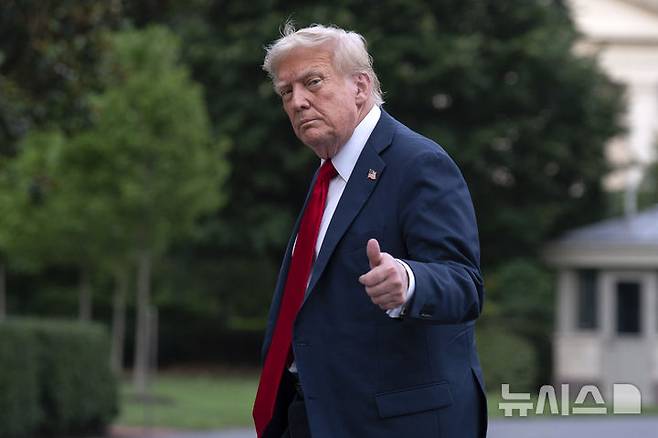 [워싱턴=AP/뉴시스] 도널드 트럼프 미국 대통령이 13일(현지 시간) 워싱턴 백악관에 도착해 걸어가던 중 취재진을 향해 엄지를 들어 올리고 있다. 2025.07.14.