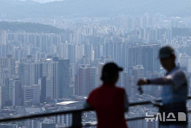 [서울=뉴시스] 조성우 기자 = 지난 11일 오전 서울 남산에서 아파트 단지가 내려다보이고 있다. 2025.07.18. xconfind@newsis.com