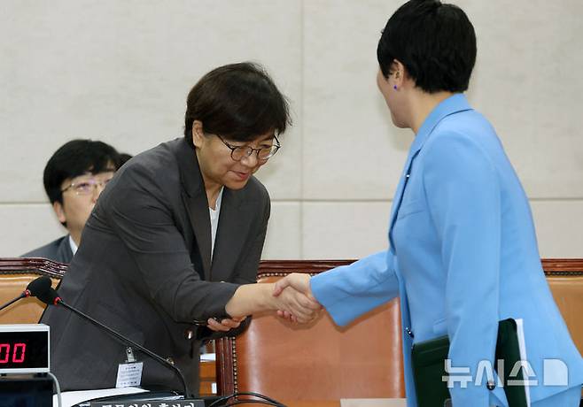[서울=뉴시스] 고승민 기자 = 정은경 보건복지부 장관 후보자가 18일 서울 여의도 국회 보건복지위원회에서 열린 인사청문회에서 전진숙 더불어민주당 의원과 인사하고 있다. 2025.07.18. kkssmm99@newsis.com