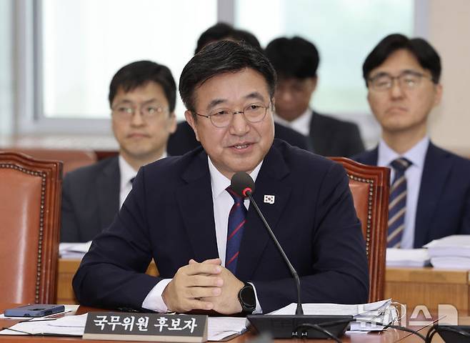 [서울=뉴시스] 김명년 기자 = 윤호중 행정안전부 장관 후보자가 18일 서울 여의도 국회 행정안전위원회에서 열린 인사청문회에서 의원 질의에 답하고 있다. 2025.07.18. kmn@newsis.com