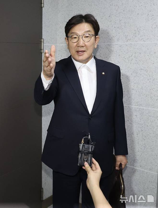 [서울=뉴시스] 조성봉 기자 = 권성동 국민의힘 의원이 18일 서울 여의도 국회 의원회관에서 김건희 특검의 압수수색이 진행중인 자신의 의원실로 이동하고 있다. 2025.07.18. suncho21@newsis.com