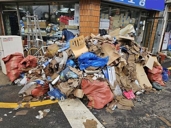 [당진=뉴시스] 김덕진 기자=18일 오전 충남 당진전통시장에 폭우 피해 복구로 곳곳에 쓰레기 더미가 쌓여 있다. 2025.07.18. spark@newsis.com *재판매 및 DB 금지