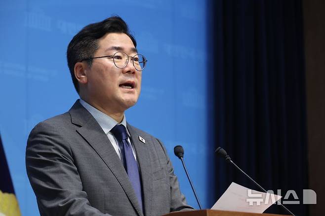 [서울=뉴시스] 조성봉 기자 = 박찬대 더불어민주당 당대표 후보가 18일 오후 서울 여의도 국회 소통관에서 열린 긴급기자회견에서 충남, 호남 등 폭우피해로 인해 당대표 선거 일정을 잠시 중단 할 것을 촉구하고 있다.2025.07.18. suncho21@newsis.com