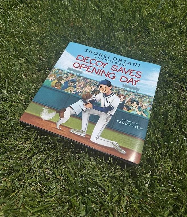 [서울=뉴시스] LA 다저스의 오타니 쇼헤이가 18일(한국 시간) 자신의 사회관계망서비스(SNS)에 반려견 디코이를 주인공으로 한 동화책을 소개했다. (사진=오타니 쇼헤이 SNS 캡처) 2025.07.18. *재판매 및 DB 금지