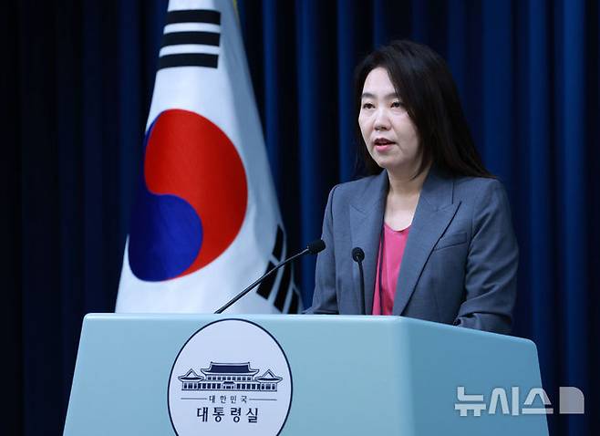 [서울=뉴시스] 고범준 기자 = 강유정 대변인이 17일 서울 용산 대통령실 청사에서 국가적 참사 유가족 경청행사 관련 브리핑을 하고 있다. 2025.07.17. bjko@newsis.com