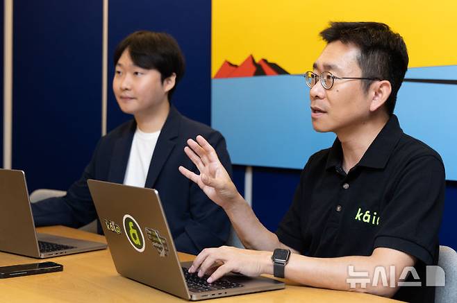 [서울=뉴시스] 황준선 기자 = 서상민(오른쪽) 카이아 DLT 재단 의장과 김우석 라인넥스트 CSO가 14일 서울 강남구의 한 사무실에서 뉴시스와 인터뷰 하고 있다. 2025.07.14. hwang@newsis.com