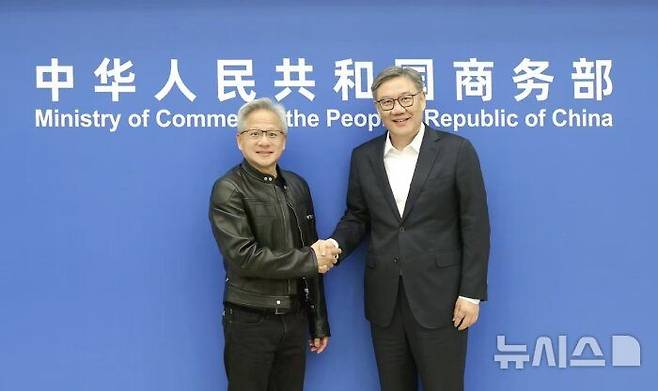 [베이징=뉴시스] 왕원타오 중국 상무부장(사진 오른쪽)이 17일 젠슨 황 엔비디아 최고경영자(CEO)와 만남을 가졌다고 18일 중국 상무부가 밝혔다.(사진=중국 상무부 홈페이지 갈무리) 2025.07.18 photo@newsis.com