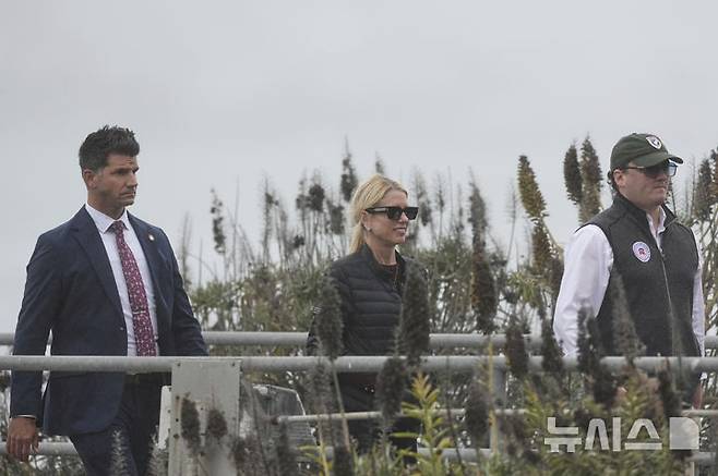 [앨커트래즈섬=AP/뉴시스]팸 본디 미국 법무장관이 17일(현지 시간) 앨커트래즈섬을 방문한 뒤 포트베이커 항구에 돌아온 모습. 2025.07.18.