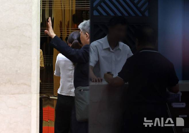 [서울=뉴시스] 배훈식 기자 = 김건희 여사 의혹을 수사하는 민중기 특별검사팀이 통일교 압수수색에 들어간 18일 오전 서울 용산구 통일교(세계평화통일가정연합) 서울본부에서 통일교 관계자들이 승강기를 타고 있다. 2025.07.18. dahora83@newsis.com