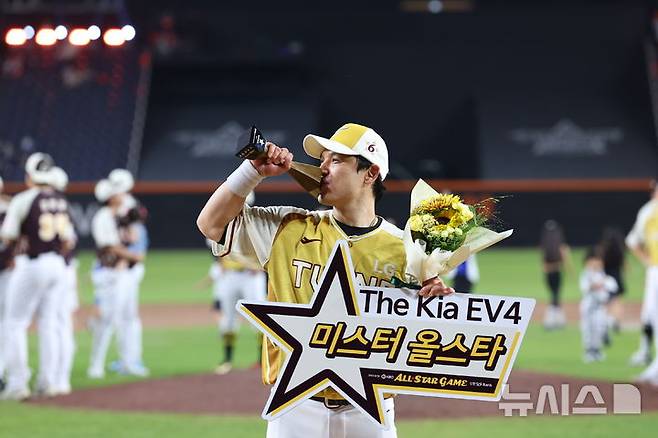 [대전=뉴시스] 최진석 기자 = 지난 12일 대전 중구 대전한화생명볼파크에서 열린 2025 KBO리그 올스타전 드림 올스타와 나눔 올스타의 경기를 마치고 MVP를 받은 박동원이 기념촬영을 하고 있다. 2025.07.12. myjs@newsis.com