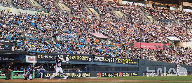 [서울=뉴시스] 추상철 기자 = 5월30일 오후 서울 송파구 잠실야구장에서 열린 2025 KBO리그 삼성라이온즈와 LG트윈스의 경기, 야구팬이 좌석을 가득 메우고 있다.  2025.05.30. scchoo@newsis.com