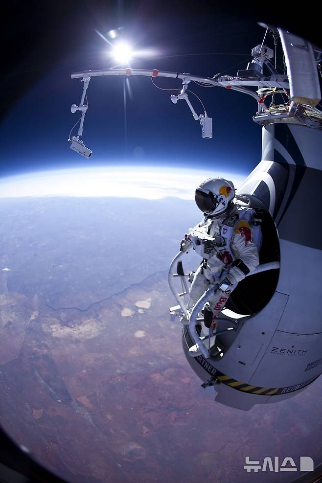 [AP/뉴시스]2012년 3월15일 오스트리아의 모험가 펠릭스 바움가르트너가 뉴욕 로스웰 상공에서 레드불 스트라토스의 첫 유인 시험 비행 중 점프를 준비하고 있다. 바움가르트너가 이탈리아에서 전동 패러글라이딩 사고로 사망했다고 BBC가 17일(현지시각) 보도했다. 2025.07.18.