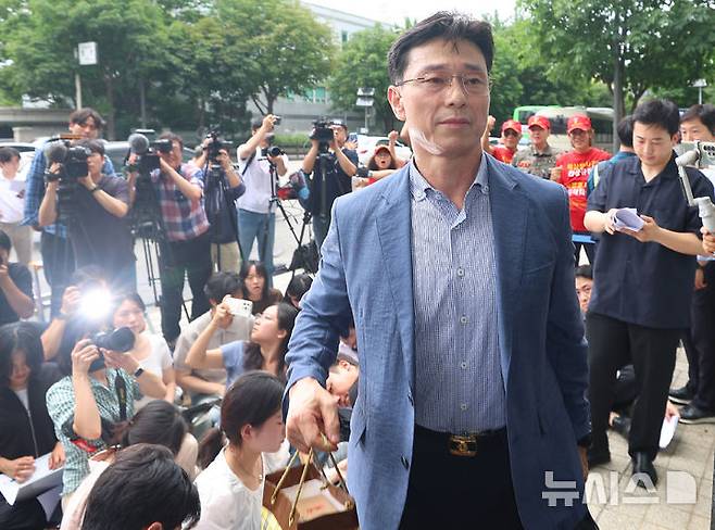 [서울=뉴시스] 권창회 기자 = 임성근 전 해병대 1사단장이 2일 서울 서초구 서초동에 마련된 이명현 순직해병 특검 사무실에 출석하고 있다. (공동취재) 2025.07.02. photo@newsis.com