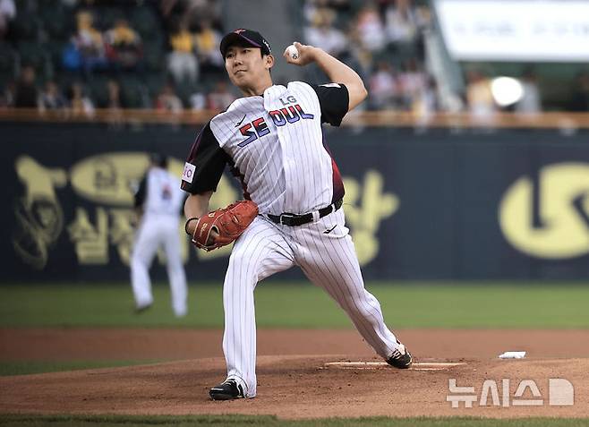 [서울=뉴시스] 정병혁 기자 = 5월2일 서울 송파구 잠실야구장에서 열린 2025 KBO리그 SSG 랜더스와 LG 트윈스의 경기, LG 선발 손주영이 역투하고 있다. 2025.05.02. jhope@newsis.com