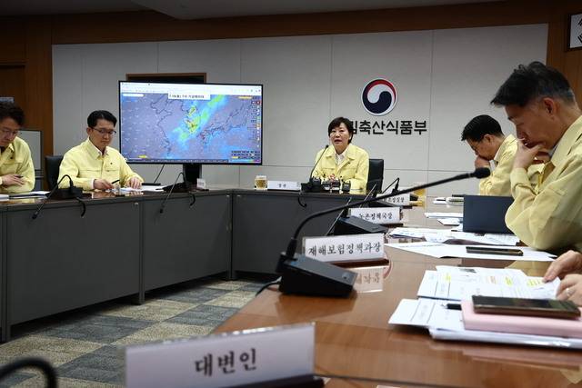 16~17일 국지성 집중호우로 농경지 침수 등 피해가 발생한 가운데 농림축산식품부는 18일 정부세종청사에서 ‘농업분야 호우 대처상황 긴급 점검회의’를 열고 피해 상황을 파악하고 향후 대응 방안을 논의했다. 농식품부