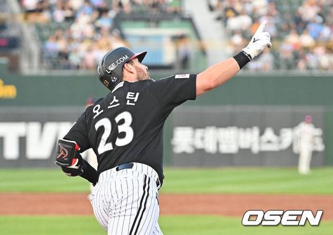 [OSEN=부산, 이석우 기자] 1일 부산 사직야구장에서 2025 신한 SOL 뱅크 KBO 리그 롯데 자이언츠와 LG 트윈스의 경기가 열렸다. 홈팀 롯데는 데이비슨이, 방문팀 LG는 에르난데스가 선발 출전했다.LG 트윈스 오스틴이 3회초 1사 2루 좌월 2점 홈런을 치고 세리머니를 하고 있다. 2025.07.01 / foto0307@osen.co.kr