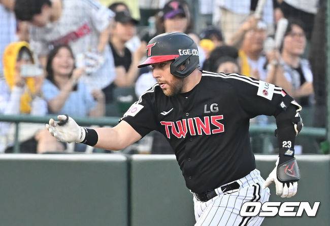 [OSEN=부산, 이석우 기자] 1일 부산 사직야구장에서 2025 신한 SOL 뱅크 KBO 리그 롯데 자이언츠와 LG 트윈스의 경기가 열렸다. 홈팀 롯데는 데이비슨이, 방문팀 LG는 에르난데스가 선발 출전했다.LG 트윈스 오스틴이 3회초 1사 2루 좌월 2점 홈런을 치고 세리머니를 하고 있다. 2025.07.01 / foto0307@osen.co.kr